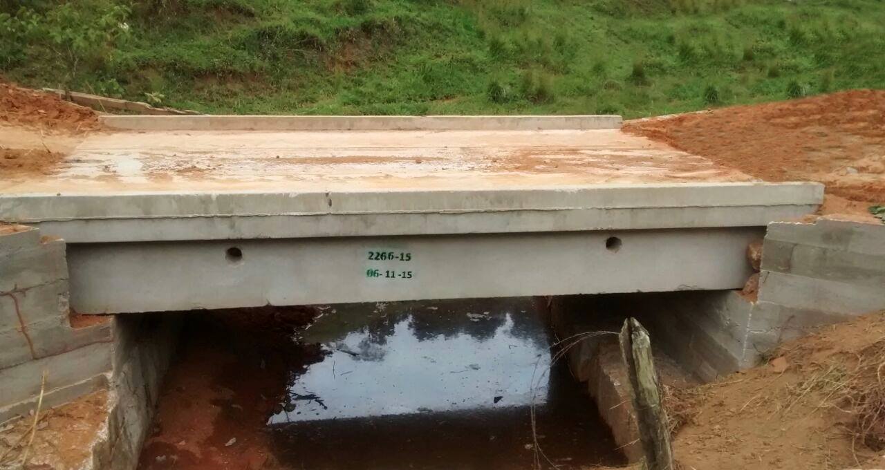Prefeitura entrega mais uma ponte de concreto, agora para a comunidade de Água Limpa