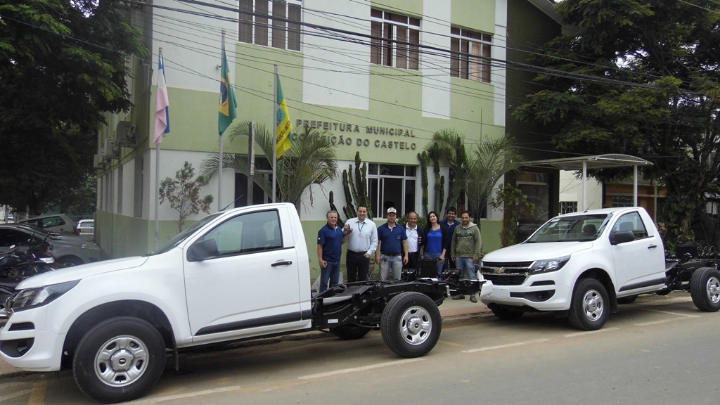 Prefeitura adquiriu 02 novos veículos Pick-Up e carrocerias de madeira para atender a Secretaria Municipal de Obras e Serviços Urbanos