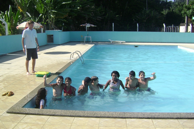 Alunos da UMEF José Feriane vivenciaram um aulão de natação na matéria de Educação Física