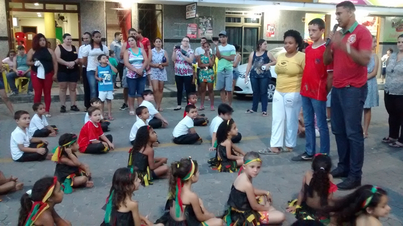 Projeto Campeões do Futuro da UMEI Brás Lacerda Amigo realizaram apresentação cultural de capoeira na Praça da Matriz