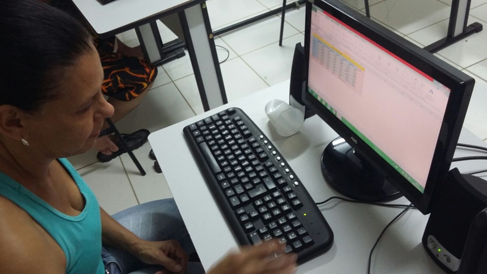 Aula de informática no CRAS, trazendo mais tecnologia e informação para os alunos