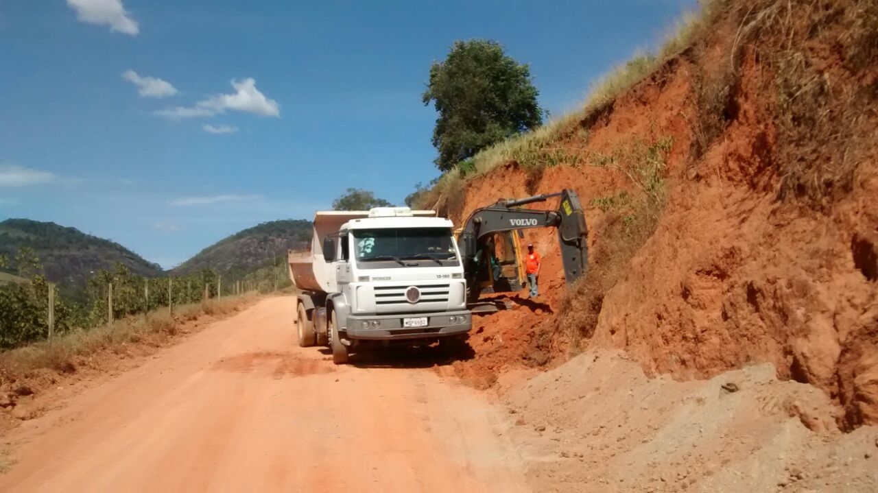Estrada vicinal do trecho Santo Antônio do Areião X Água Limpa está recebendo os serviços de caixa secas
