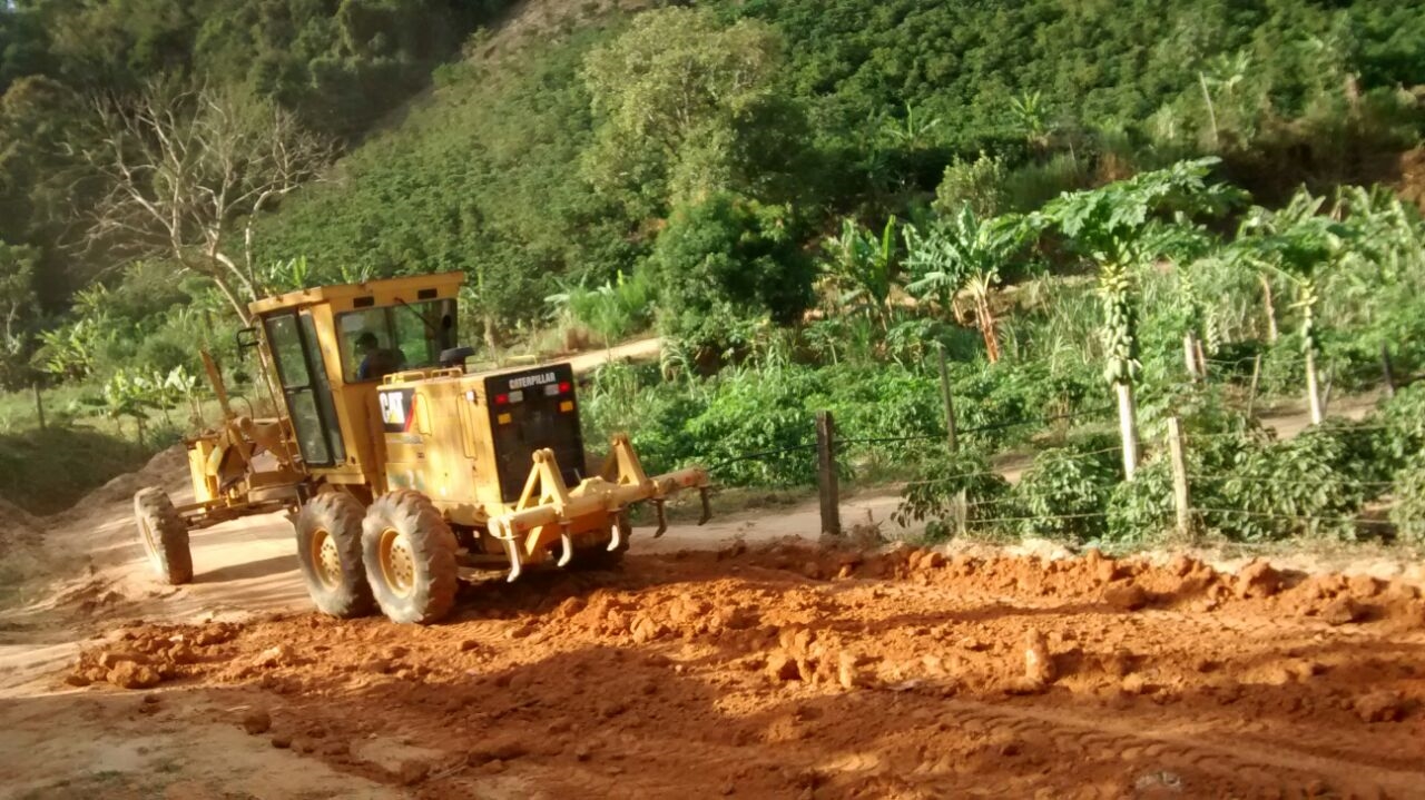 Santo Antônio do Areião e a Água Limpa estão recebendo serviços de ensaibramento da estrada vicinal