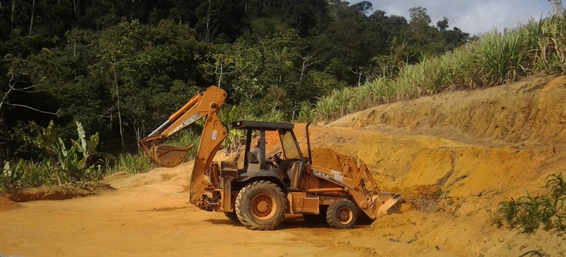 Obras e serviços continuam a chegar para a zona rural de através das máquinas do PRONAF