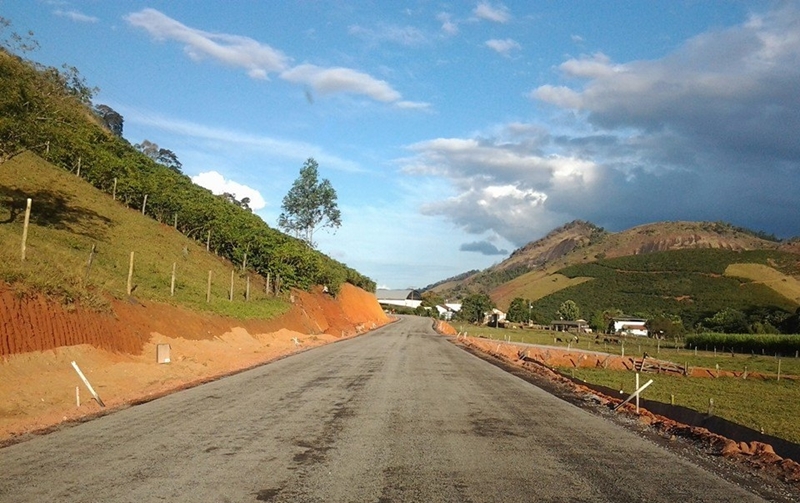 Rodovia do caminhos do campo que liga Ánga a São José da Bela Vista já está recebendo massa asfáltica