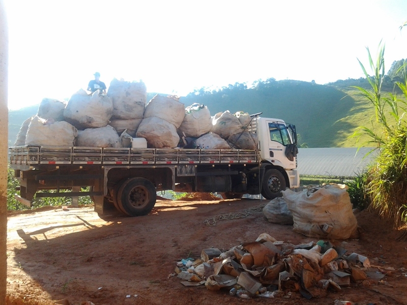 1ª carga de resíduos sólidos separados nas comunidades e retirados do município para reciclagem