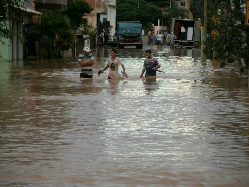 Enchente causa destruição, deslizamento e assusta moradores de Conceição do Castelo