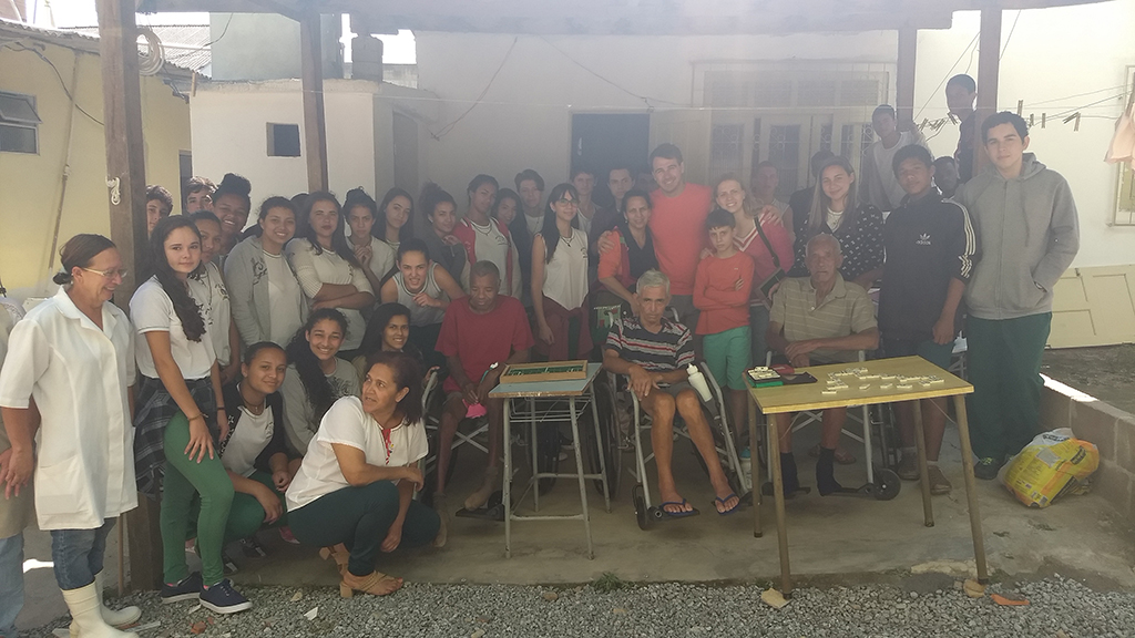 Estudantes realizam visita à Casa de Apoio aos Idosos