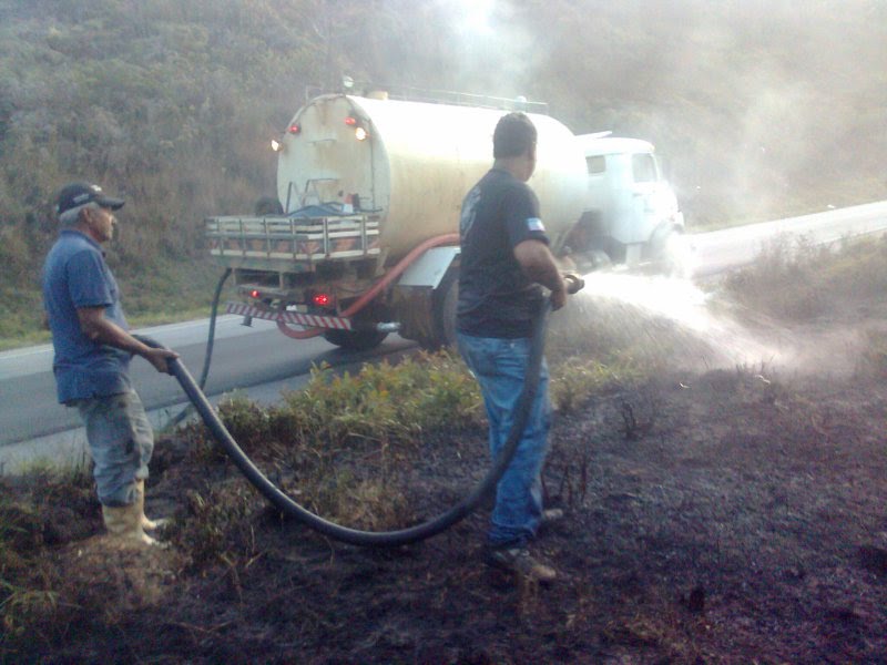 Bombeiros Voluntários Combate foco de incêndio na Comunidade do Ribeirão do Meio (no km 128) e na Comunidade da Mata Fria (Propriedade Particular)