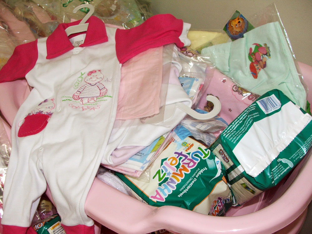 Secretaria entrega kit para mães carentes