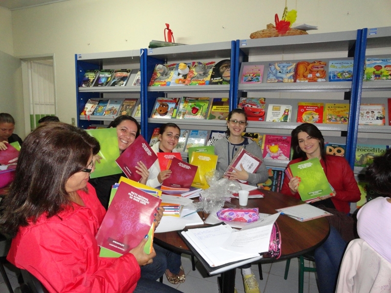 PNAIC beneficia os professores alfabetizadores do município com novos cadernos de estudos